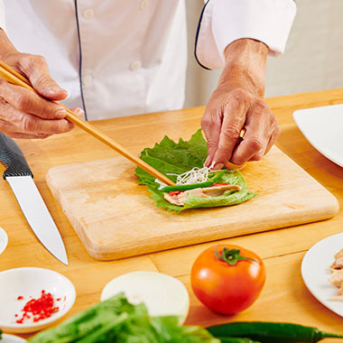 Rollos de lechuga con atún